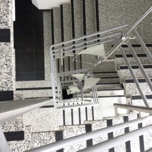 Praktijkvoorbeeld van installatie van zwarte antisliptape in een appartementencomplex. Het trappenhuis is nu een stuk veiliger geworden.