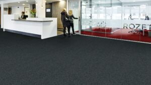 Coral Classic, kleur Anthracite, sfeerbeeld bij receptie van kantoor