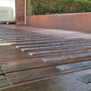 Close up van zwarte vlonderstrips