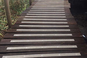 Praktijkvoorbeeld van beige vlonderstrips, mooi contrast met donker hout