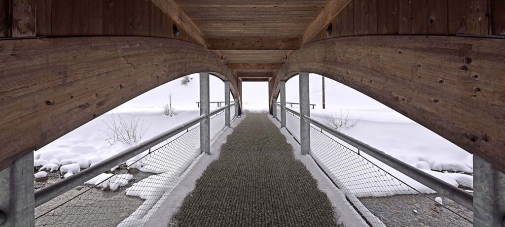 Praktijkvoorbeeld van Antislipmat R13 Granulaat in kleur antraciet, koude en gladde omgeving met sneeuw
