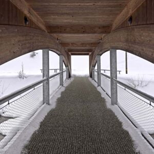 Praktijkvoorbeeld van Antislipmat R13 Granulaat in kleur antraciet, koude en gladde omgeving met sneeuw