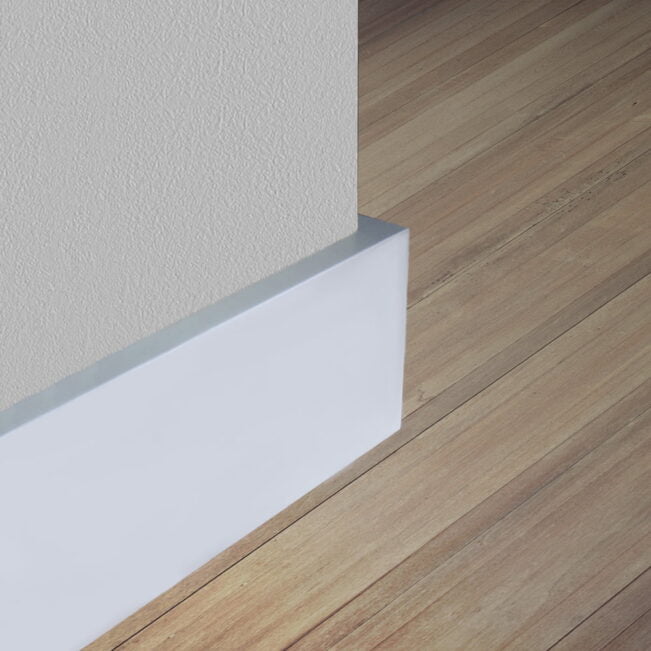 Gladde MDF-plint 15 x 100 mm afgelakt op RAL 9010