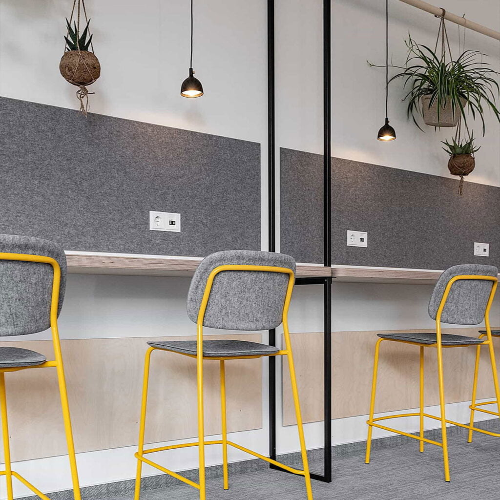 Praktijkvoorbeeld Refelt PET Felt Akoestische panelen in studiekamer bibliotheek of universiteit. Bron: Studio Tho