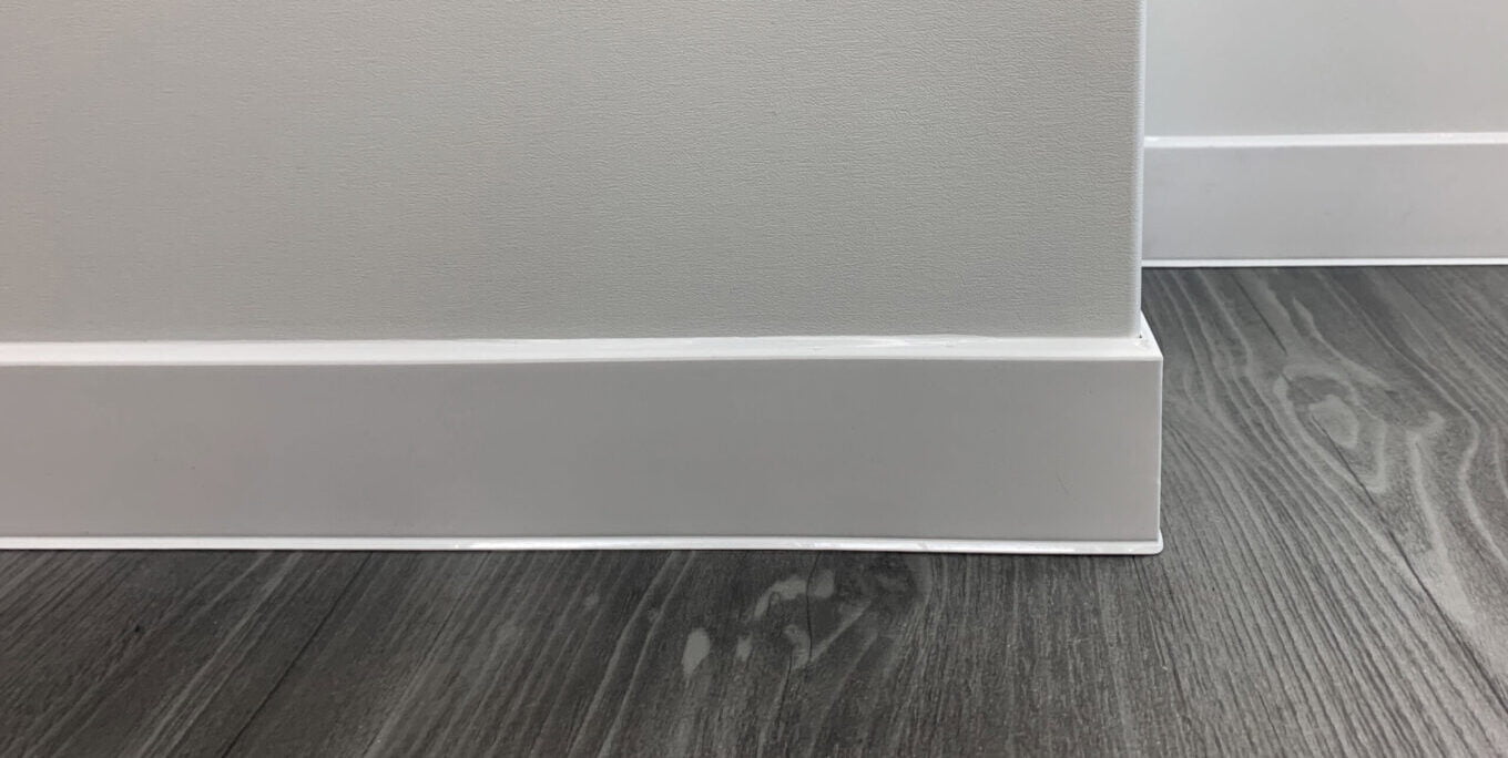 Traanplaat plint | Aluminium | 100 x 2500 x 4 mm Traanplaat plint | Aluminium | 100 x 2500 x 4 mm